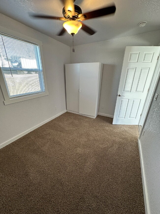 Building Photo - "Charming Little 3-Bedroom Gem on North 5th Street with Elegant Granite Touches!"