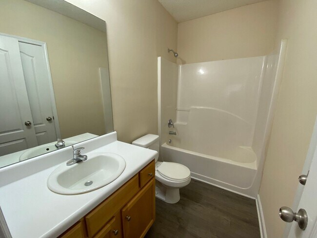 Building Photo - LEASING FOR AUGUST 2026! FENCED IN YARD!!