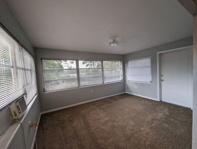 Building Photo - Nicely sized 2 Bedroom in Beverly Hills