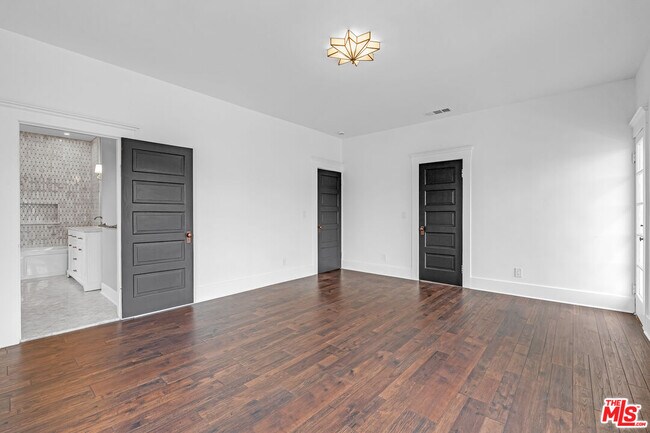 Building Photo - 1804 Roosevelt Ave