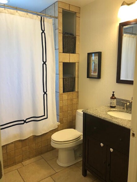 Bath 2 - 1605 Elizabeth Blvd