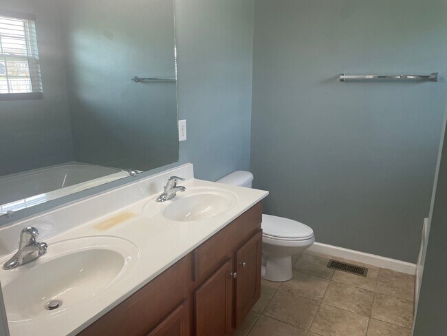 Building Photo - Large 3 Bedroom/2.5 Bath/Bonus/Florida Room