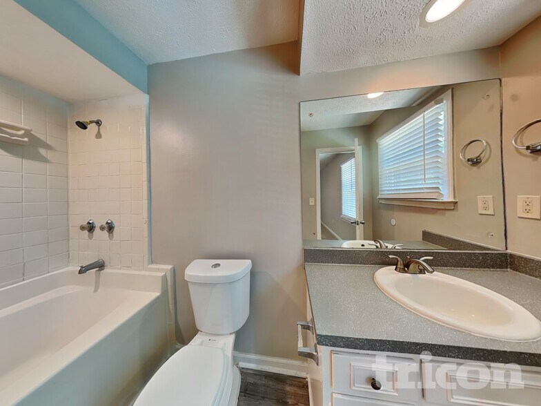 Building Photo - 515 Westbridge Dr