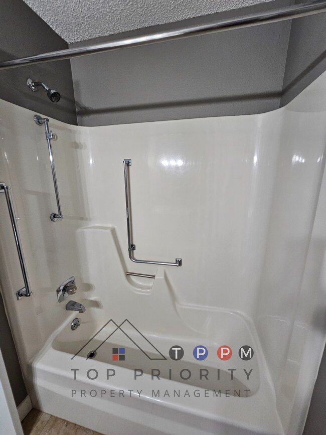 Building Photo - 1 Bedroom | 1 Bathroom Unit in Dysart Avai...