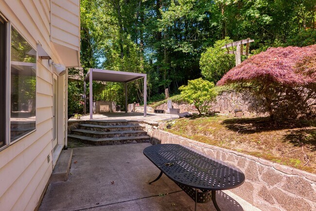 Building Photo - Welcome to your dream home in the picturesque Westridge neighborhood