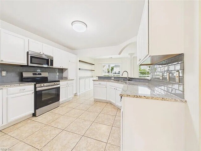 Building Photo - 2536 7 Kings Rd