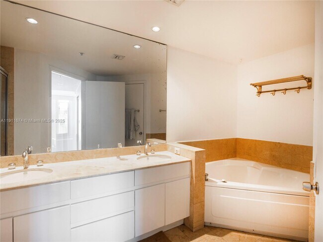 Building Photo - 848 Brickell Key Dr