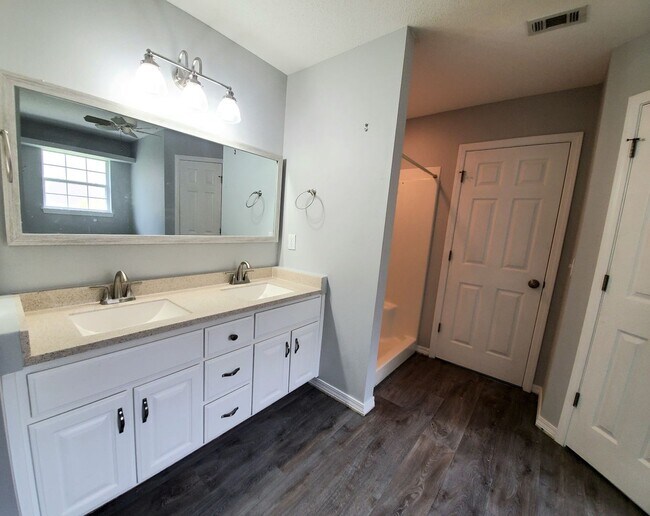Building Photo - Well cared for 3 Bedroom, 2 Bath Home in C...