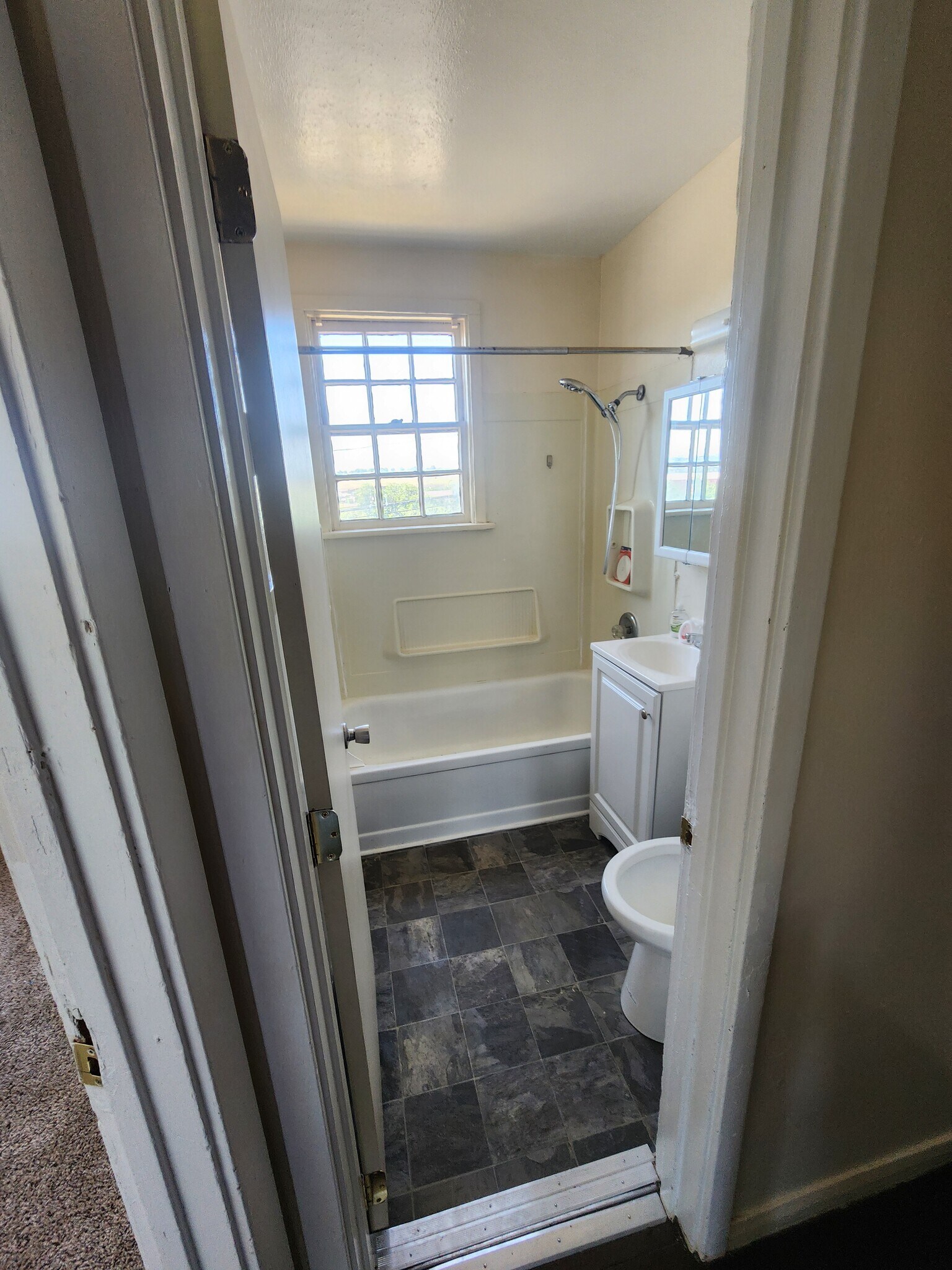 Building Photo - 1417 NW Carden Ave