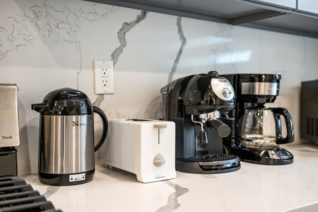 Building Photo - Stylish & Bright 2 Bed 2 Bath | Fully Furnished | Move-In Ready