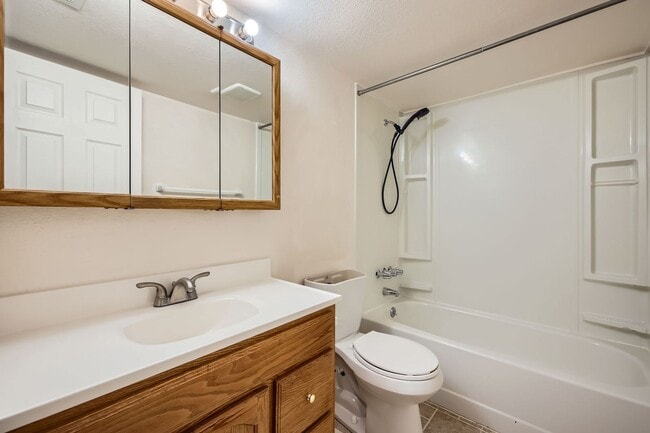 Building Photo - 2 Bedroom, 1 1/2 Half Bath, End Unit Townhome!