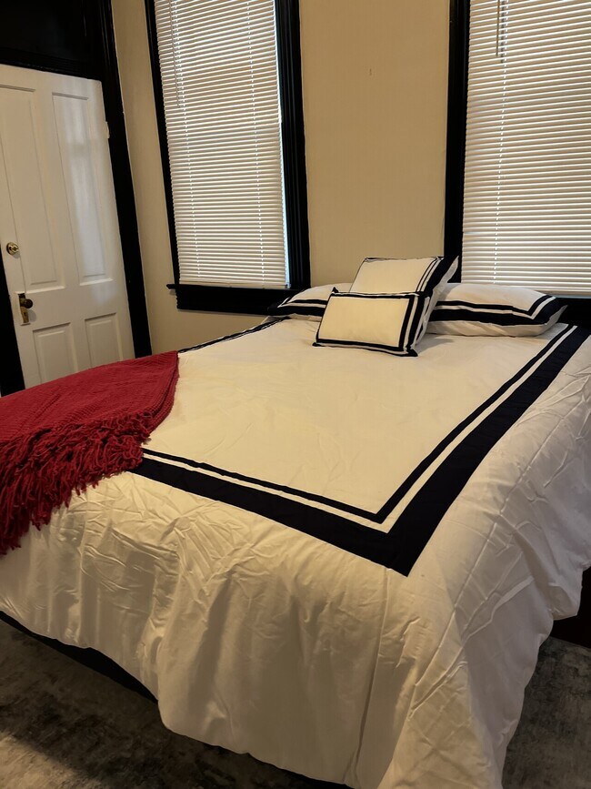 Building Photo - 12th Street Luxurious Suite