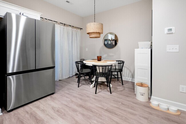 Building Photo - 2 Bed 2.5 Bath Townhome