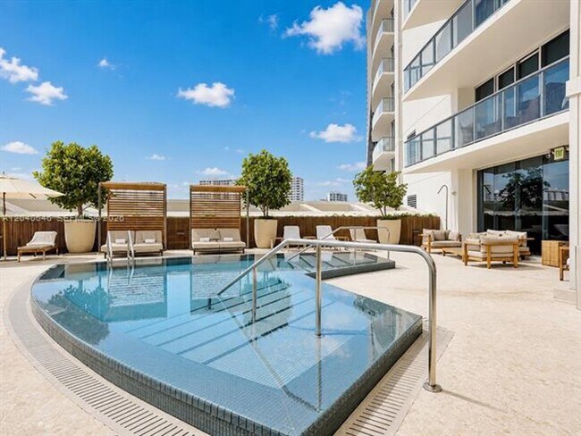 Building Photo - 17001 Collins Ave