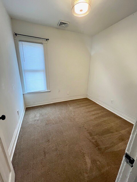 Building Photo - 39 1/2 Milton Ave