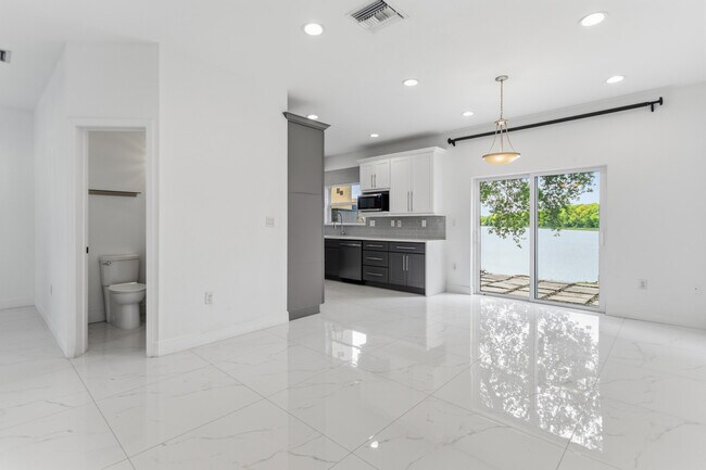 Building Photo - 5056 SW 141st Ave