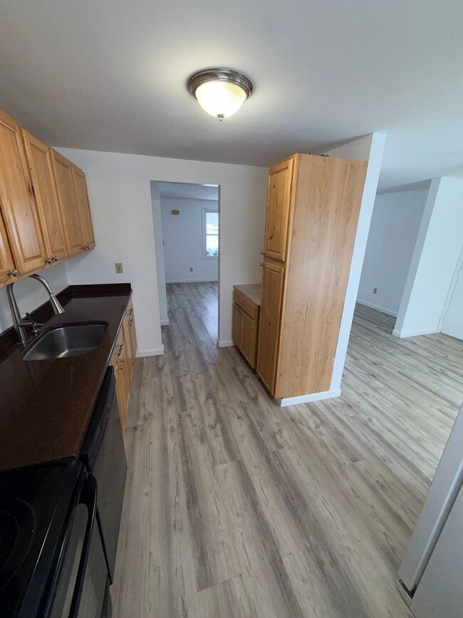 Building Photo - Move- In Ready 3-Bedroom Home in a Desirable Residential Area