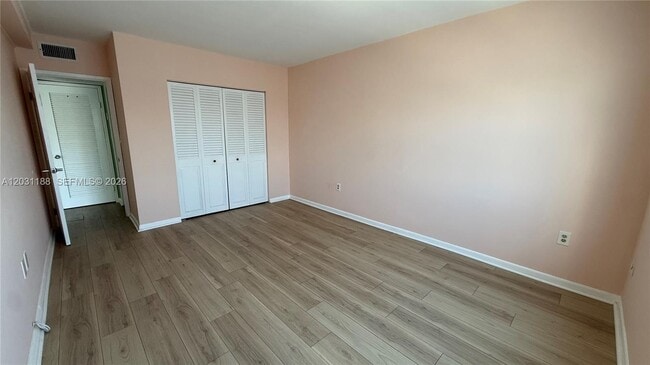 Building Photo - 400 Kings Point Dr