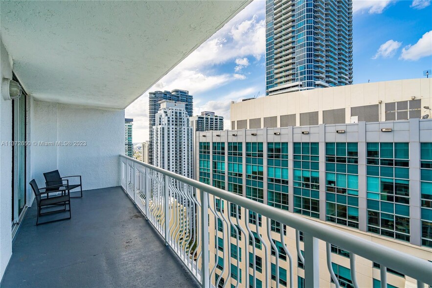 Building Photo - 1200 Brickell Bay Dr