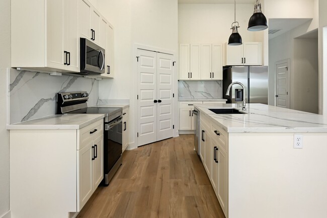 Building Photo - 100-102 Amberwood Ct