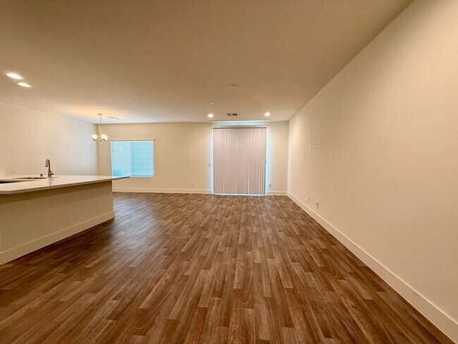 Building Photo - 3 BED 2.5 BATH 2 CAR GARAGE TOWNHOUSE w/ PRIVATE BACKYARD in GATED COMMUNITY.