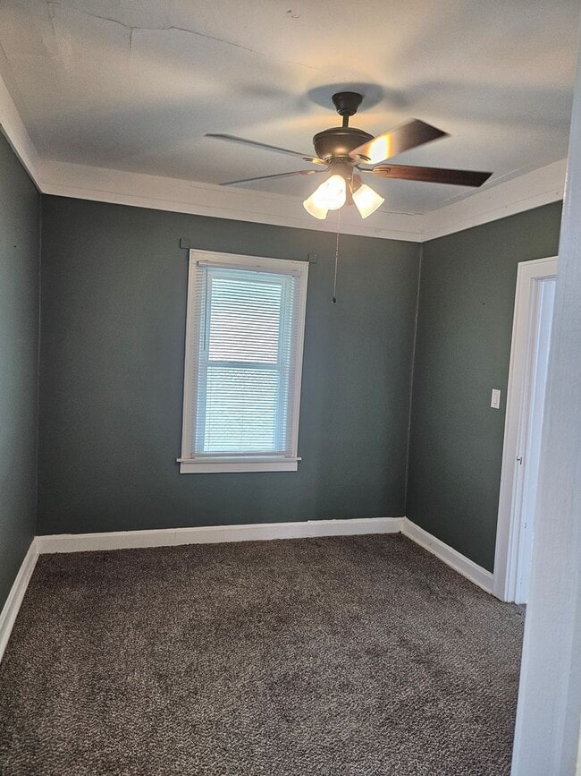 Building Photo - 2 bed one bath house with fenced in backyard