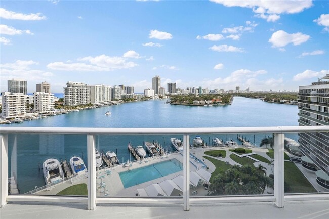 Primary Photo - 900 Bay Dr