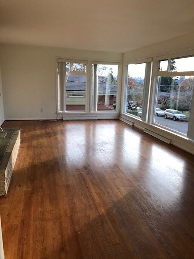 Building Photo - Pre-leasing-Beautiful Bryant Large Remodel...