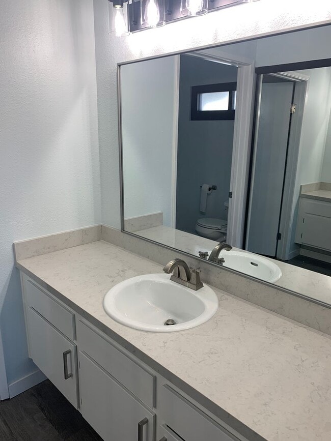 Building Photo - Beautiful 2 Bed 2.5 Bath Condo Home in Poi...
