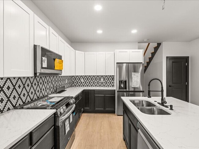 Building Photo - Knoxville 37914 - 3 bedroom, 3 bath stunning townhome apartment in Park City area of Knoxville - ...