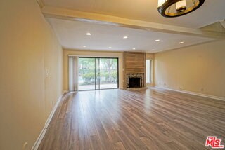 Building Photo - 5760 Owensmouth Ave