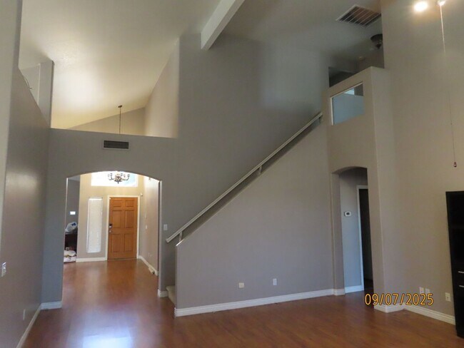 Building Photo - 4 Bedroom 2.5 Bath w/3 Car Garage in Super...