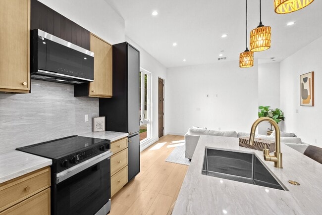 Building Photo - Bright and Spacious Newly Renovated Townhome | 5 Bedroom | 5 Bathroom | Parking Included