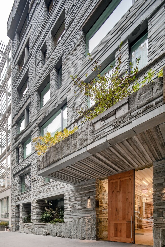 Building Photo - 12 Warren St