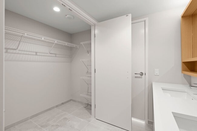 Building Photo - Two bedroom /2 bath / 2 parking - Sky Ala Moana