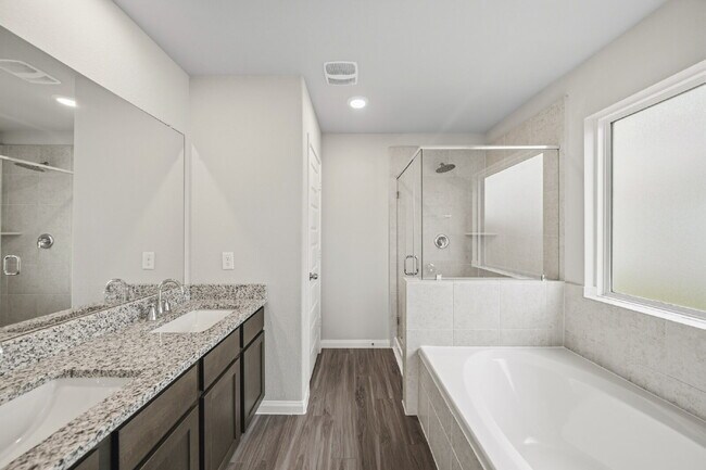 Building Photo - Move-In Special: 1/2 off your second full month of rent! Beautiful, Well-Maintained 3-Bedroom, 2-...