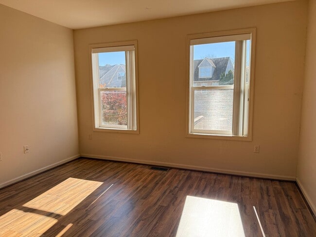 Building Photo - Beautiful 3 Bedroom 1.5 Bathroom Townhome ...