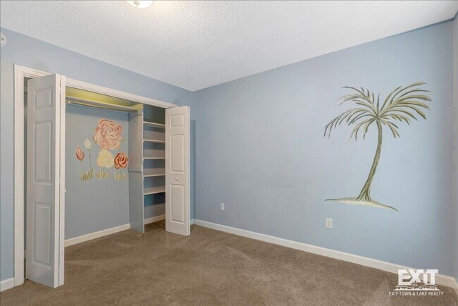 Building Photo - Amazing 4 Bedroom, 3 Bath Home With 2 Kitchens!