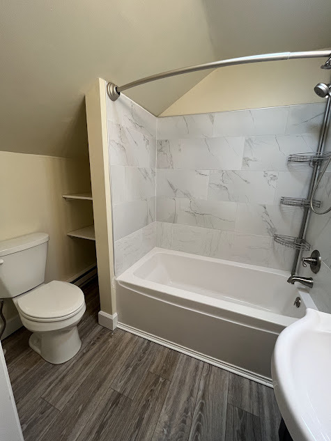 Full bathroom located off the bedroom - 122 3rd St