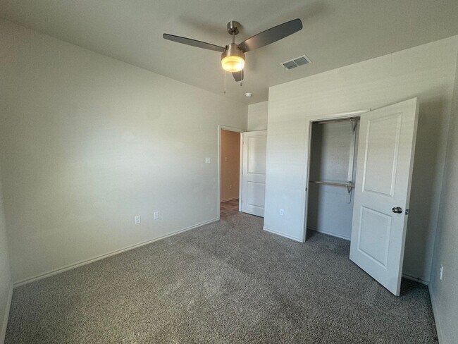 Building Photo - 3Bed/ 2Bath Available Now- in Lubbock coop...