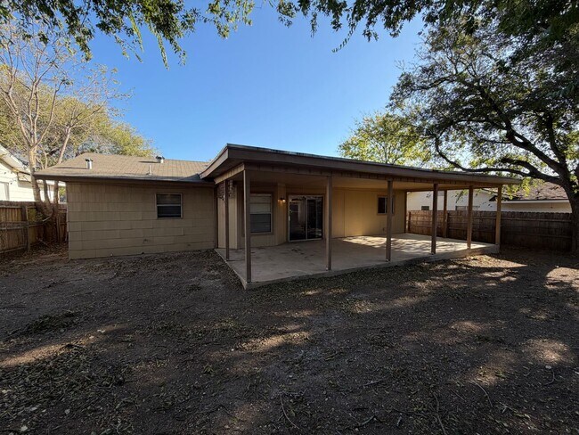 Building Photo - NICE 3 BEDROOM HOME WITH 2 FULL BATHS IN N...