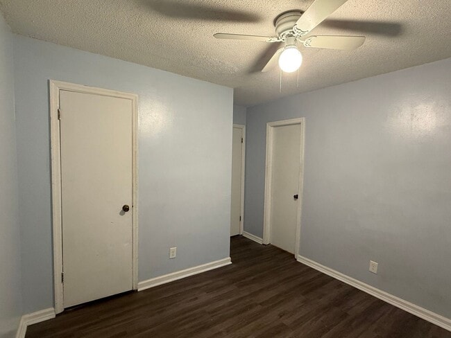 Building Photo - Freshly Painted 2Br 2Ba Duplex