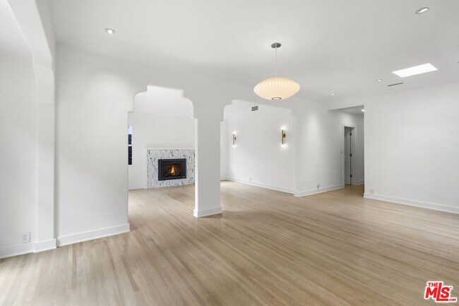 Building Photo - 435 Westmount Dr