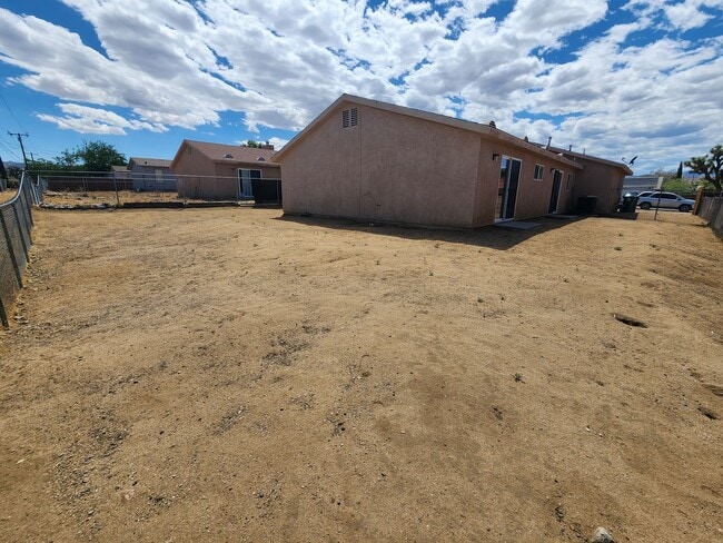 Building Photo - 3 bedroom 2 bathroom close to shops and public transportation