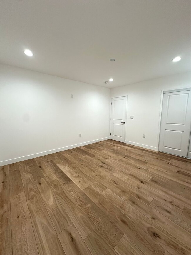 Building Photo - Fully Remodeled 2 Bedroom Home with Large ...