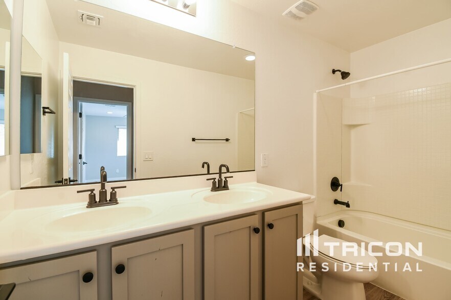 Building Photo - 9314 E Strobe Ave