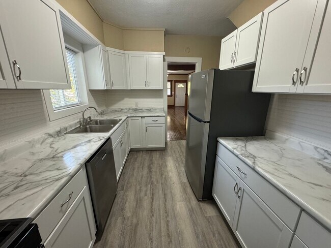 Building Photo - 5 Bedroom Rental in Moline