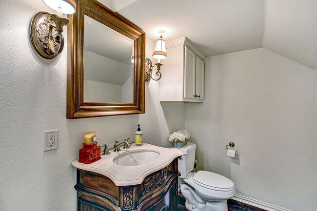 Building Photo - Gorgeous Townhome in The Villas of Hollytree!