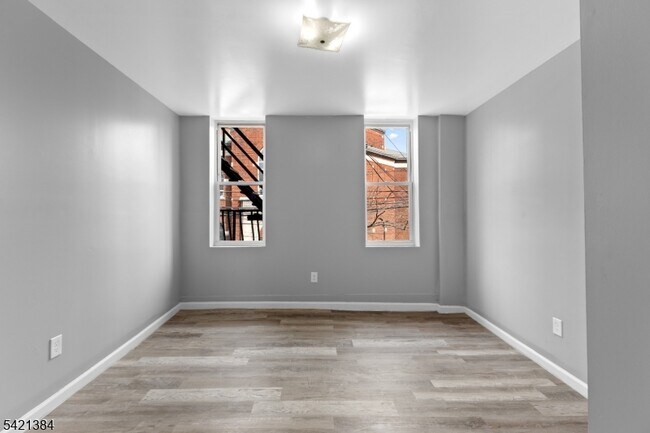 Building Photo - 23 Monroe St