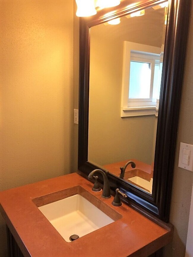 Building Photo - Cozy 2 Bedroom in Bellingham!